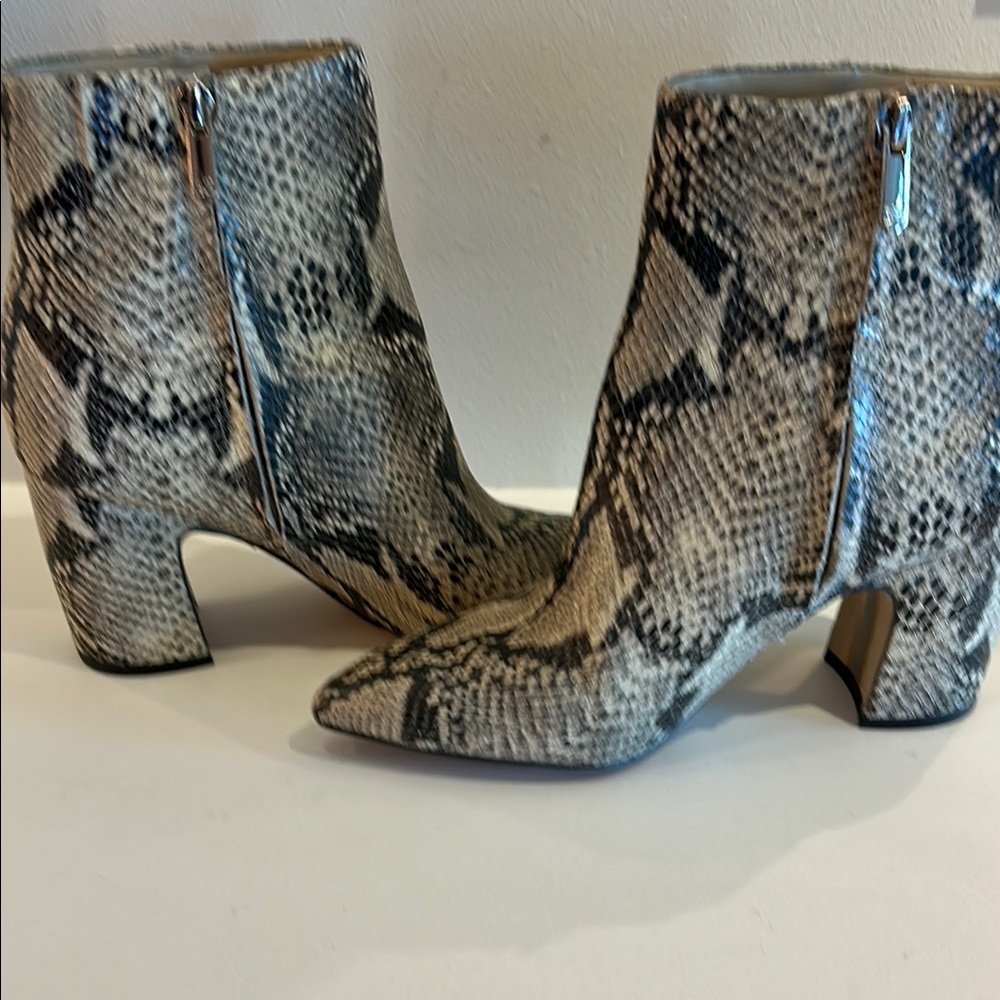 Sam Edelman Snakeskin Ankle Boots: perfect
For Spring!!!